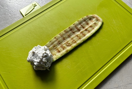Фото шага рецепта Кабачковые рулетики с творожным сыром 174116 шаг 9  
