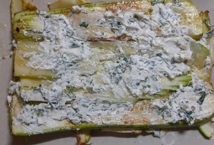 Фото шага рецепта Кабачковый торт с творожным сыром чесноком и зеленью 186541 шаг 13  