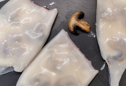 Фото шага рецепта Фаршированные кальмары творожным сыром и грибами 152834 шаг 6  