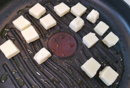 Фото шага рецепта Канапе из сыра халуми с соусом песто 150981 шаг 1  