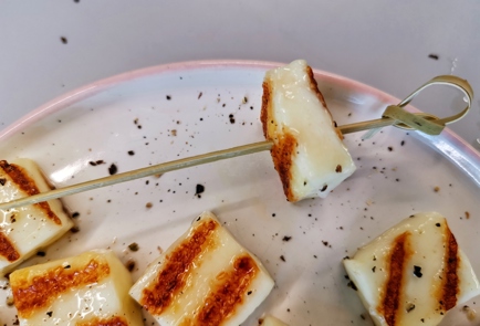 Фото шага рецепта Канапе из сыра халуми с соусом песто 150981 шаг 5  