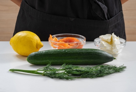 Фото шага рецепта Канапе с огурцом творожным сыром и красной рыбой 175306 шаг 1  