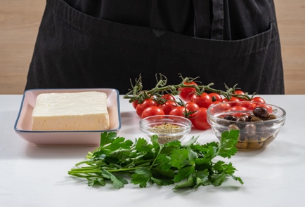 Фото шага рецепта Канапе с пряной фетой и оливками 175311 шаг 1  