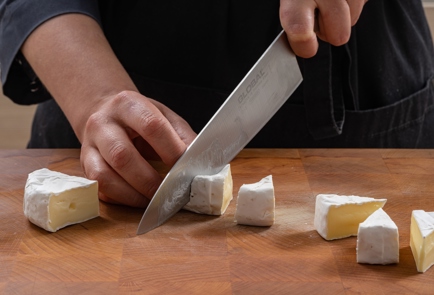 Фото шага рецепта Канапе с сыром бри и клубникой 175307 шаг 5  