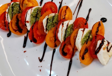 Фото шага рецепта Капрезе с разноцветными помидорами 173573 шаг 10  