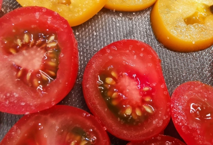 Фото шага рецепта Капрезе с разноцветными помидорами 173573 шаг 2  