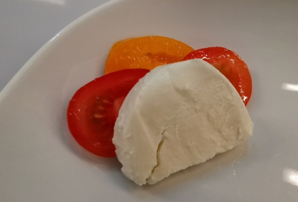 Фото шага рецепта Капрезе с разноцветными помидорами 173573 шаг 4  