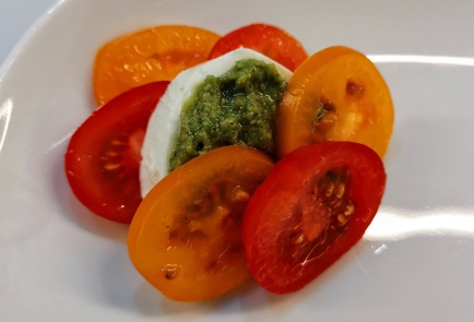 Фото шага рецепта Капрезе с разноцветными помидорами 173573 шаг 6  