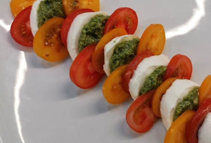 Фото шага рецепта Капрезе с разноцветными помидорами 173573 шаг 7  