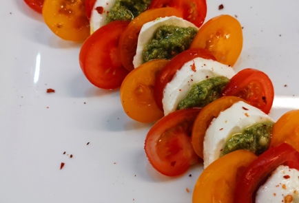 Фото шага рецепта Капрезе с разноцветными помидорами 173573 шаг 8  