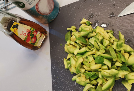 Фото шага рецепта Капустный салат с помидорами и авокадо 151998 шаг 5  