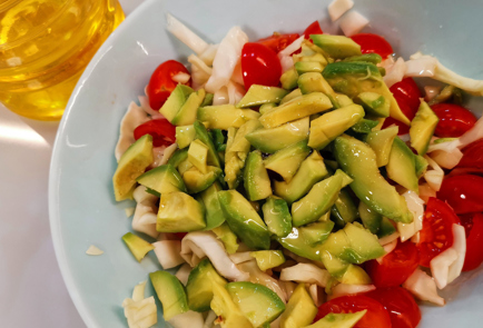 Фото шага рецепта Капустный салат с помидорами и авокадо 151998 шаг 6  