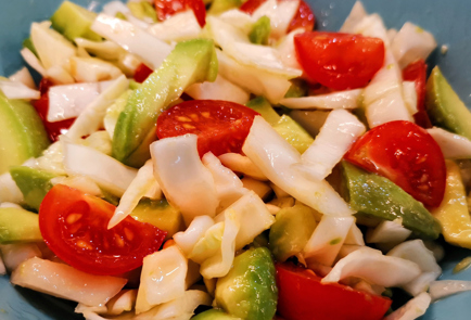 Фото шага рецепта Капустный салат с помидорами и авокадо 151998 шаг 7  