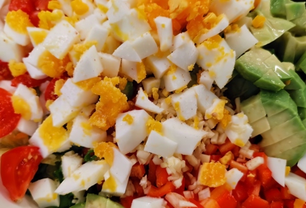 Фото шага рецепта Капустный салат с яйцами и авокадо 152293 шаг 6  