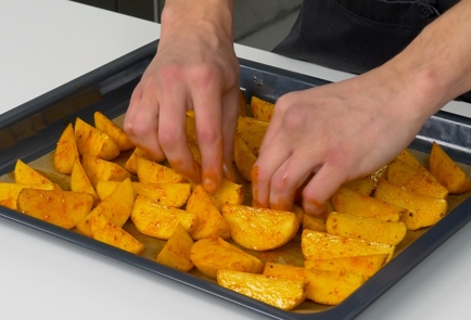 Картофель в духовке под соусом - простой и вкусный рецепт с пошаговыми фото