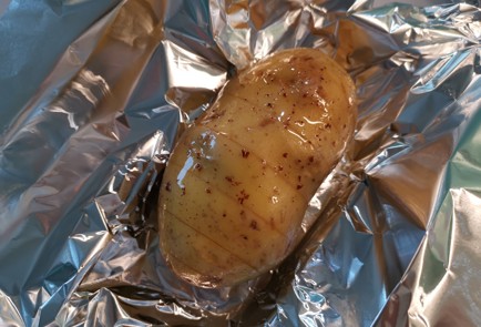 Фото шага рецепта Картофель в фольге 190908 шаг 3  