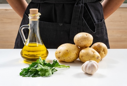 Фото шага рецепта Картофельное пюре с печеным чесноком и оливковым маслом 175438 шаг 1  