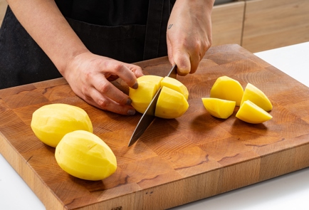 Фото шага рецепта Картофельное пюре с печеным чесноком и оливковым маслом 175438 шаг 2  