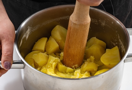 Фото шага рецепта Картофельное пюре с печеным чесноком и оливковым маслом 175438 шаг 7  