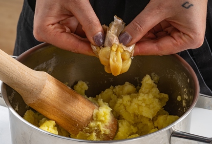 Фото шага рецепта Картофельное пюре с печеным чесноком и оливковым маслом 175438 шаг 8  