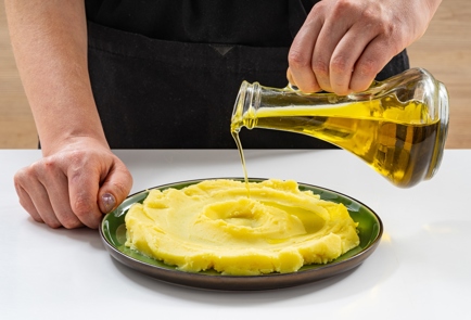 Фото шага рецепта Картофельное пюре с печеным чесноком и оливковым маслом 175438 шаг 9  