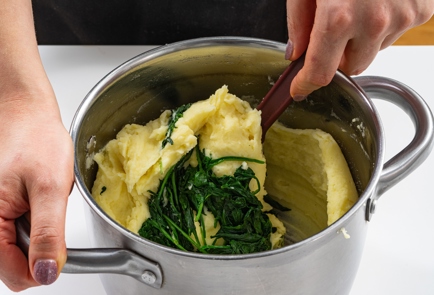 Фото шага рецепта Картофельное пюре с васаби и шпинатом 175436 шаг 7  