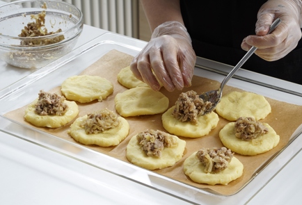 Фото шага рецепта Картофельные зразы с печенью трески 153084 шаг 10  