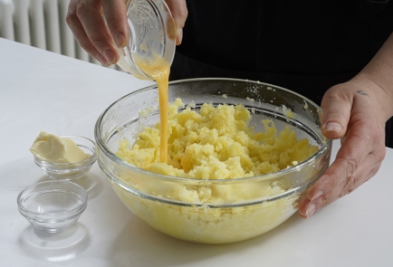 Фото шага рецепта Картофельные зразы с печенью трески 153084 шаг 4  