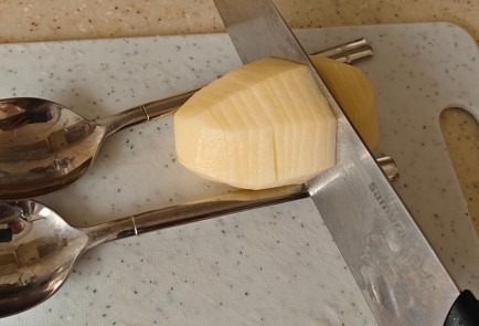 Фото шага рецепта Картошка quotгармошкаquot 190728 шаг 2