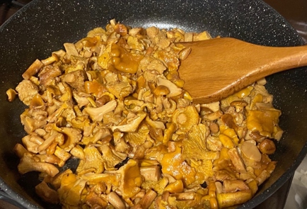 Фото шага рецепта Картошка с лисичками запеченные в сливках 174273 шаг 3  