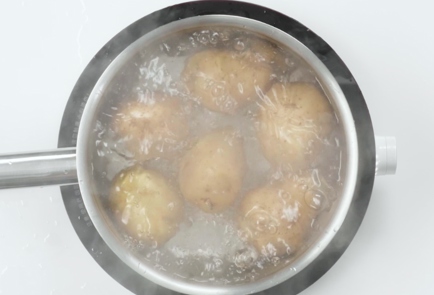 Фото шага рецепта Картошка в духовке с соусом из авокадо 173455 шаг 2  