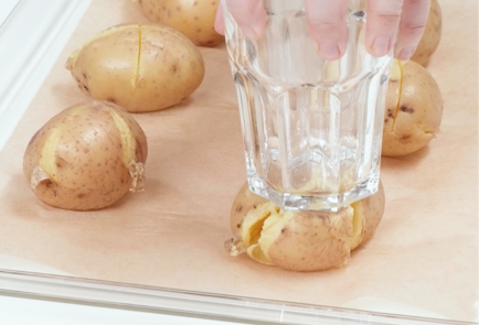 Фото шага рецепта Картошка в духовке с соусом из авокадо 173455 шаг 5  