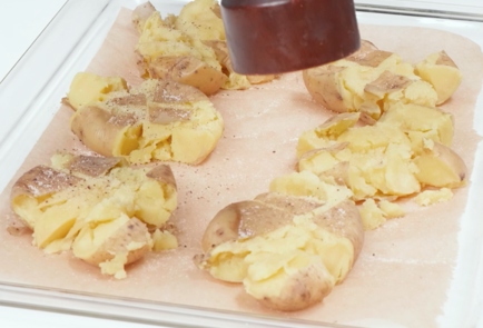 Фото шага рецепта Картошка в духовке с соусом из авокадо 173455 шаг 6  