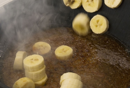 Фото шага рецепта Кефирные оладьи с бананом в карамельном соусе 69614 шаг 3  