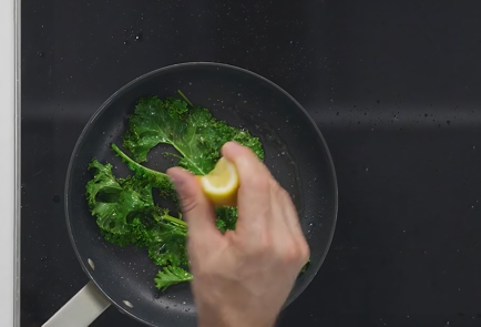 Фото шага рецепта Кейл с острым перцем зеленым горошком и соусом из ряженки 152601 шаг 10  