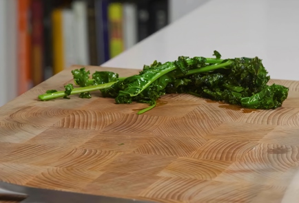 Фото шага рецепта Кейл с острым перцем зеленым горошком и соусом из ряженки 152601 шаг 11  