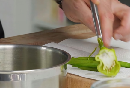 Фото шага рецепта Кейл с острым перцем зеленым горошком и соусом из ряженки 152601 шаг 12  