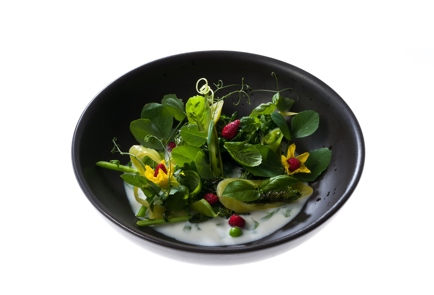 Фото шага рецепта Кейл с острым перцем зеленым горошком и соусом из ряженки 152601 шаг 13  