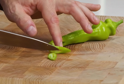 Фото шага рецепта Кейл с острым перцем зеленым горошком и соусом из ряженки 152601 шаг 2  