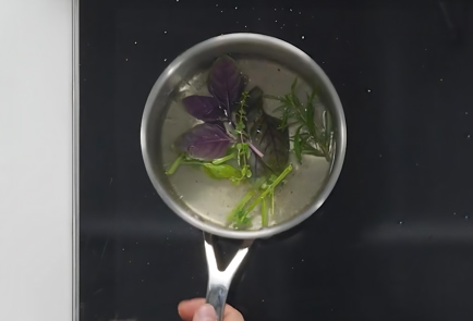 Фото шага рецепта Кейл с острым перцем зеленым горошком и соусом из ряженки 152601 шаг 3  