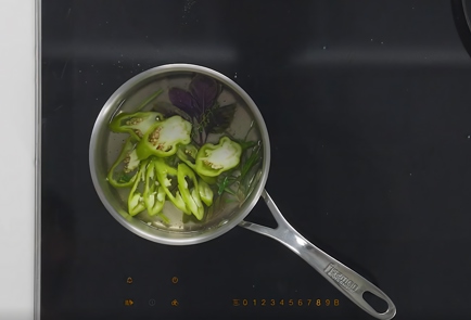 Фото шага рецепта Кейл с острым перцем зеленым горошком и соусом из ряженки 152601 шаг 4  