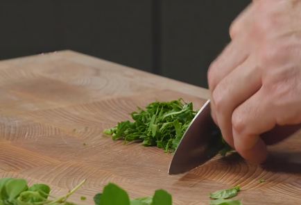 Фото шага рецепта Кейл с острым перцем зеленым горошком и соусом из ряженки 152601 шаг 5  