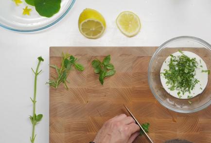 Фото шага рецепта Кейл с острым перцем зеленым горошком и соусом из ряженки 152601 шаг 6  