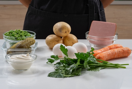 Классический рецепт салата «Оливье» с колбасой, свежим огурцом и горошком