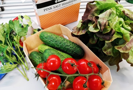 Фото шага рецепта Классический салат с моцареллой и соусом песто 150973 шаг 1  