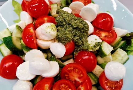 Фото шага рецепта Классический салат с моцареллой и соусом песто 150973 шаг 10  