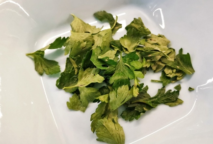 Фото шага рецепта Классический салат с моцареллой и соусом песто 150973 шаг 2  
