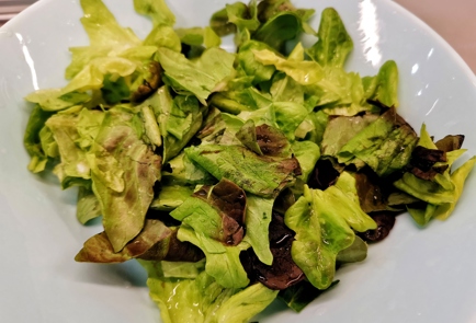 Фото шага рецепта Классический салат с моцареллой и соусом песто 150973 шаг 3  