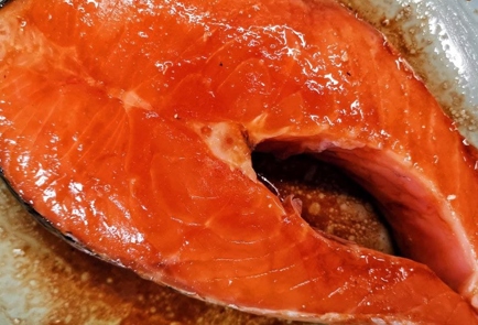 Фото шага рецепта Классический стейк из красной рыбы со свежими травами 151425 шаг 3  