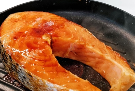 Фото шага рецепта Классический стейк из красной рыбы со свежими травами 151425 шаг 5  